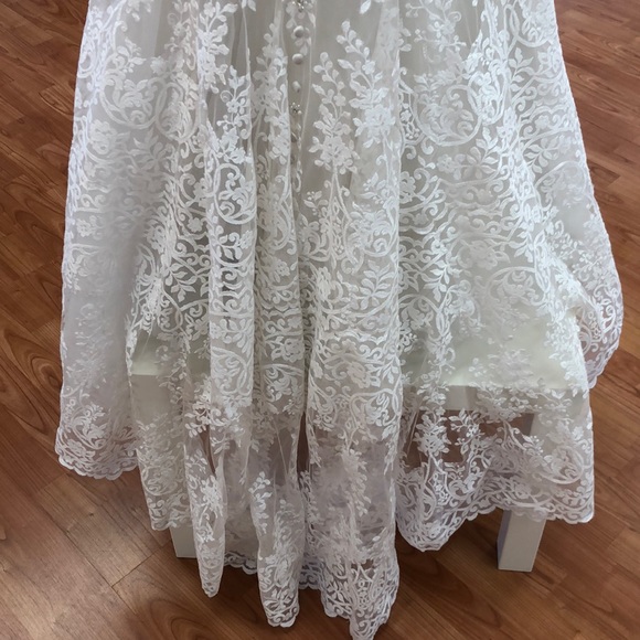 Ivory-champagne wedding gown with lace - Picture 6 of 8